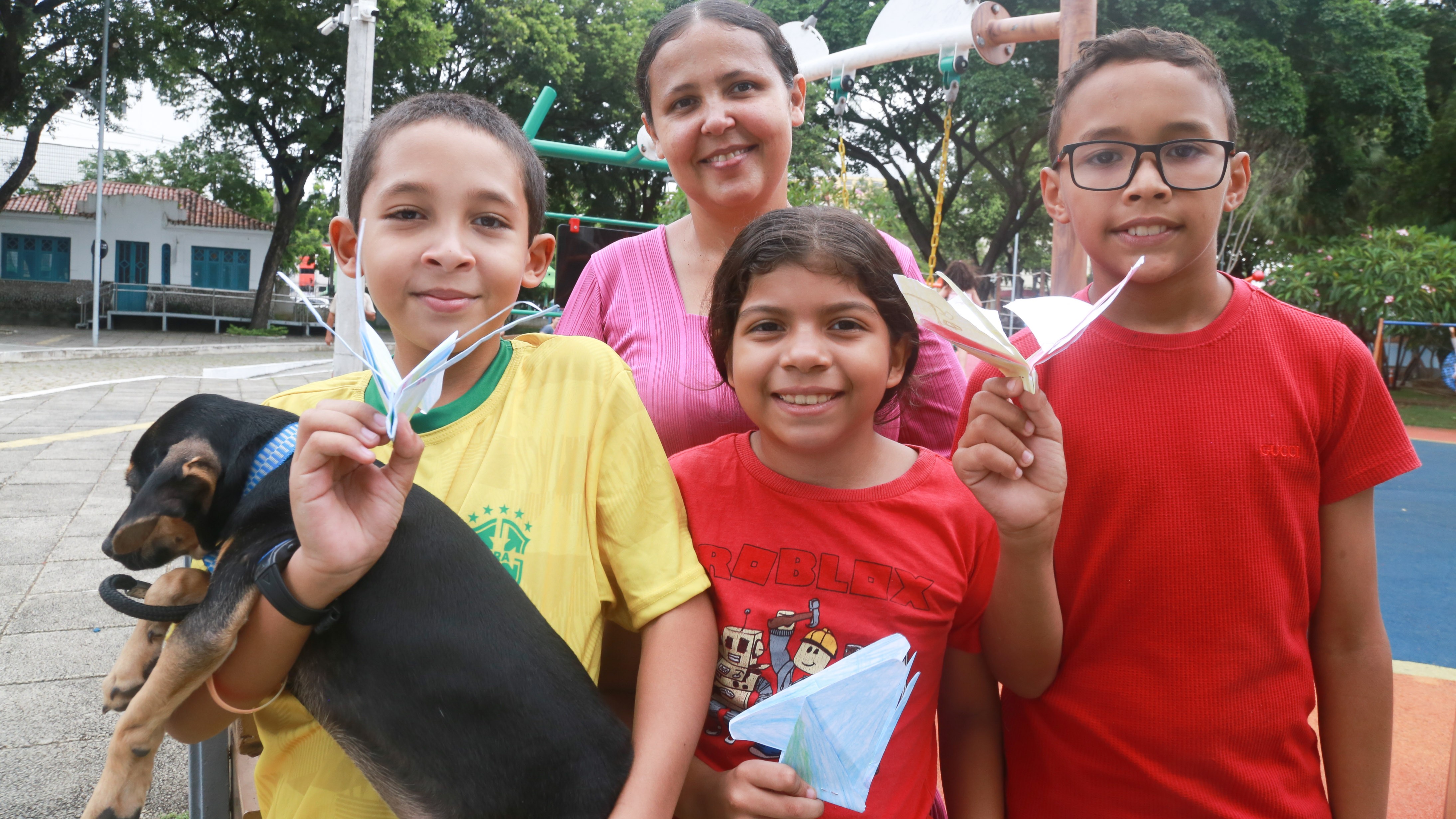 Fernanda Oliveira com o filho Antônio Robson e os sobrinhos Nathan e Ana Clara 
